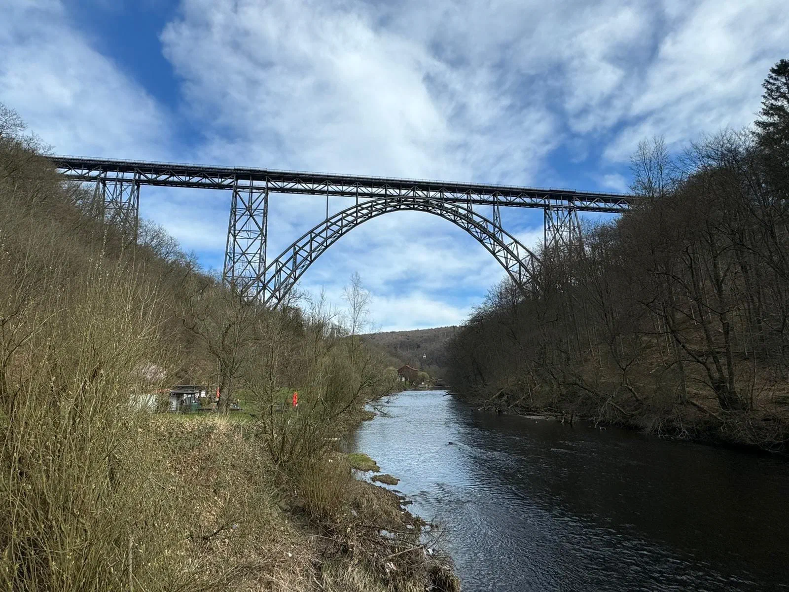 Blick auf die Müngstener Brücke und die Wupper
