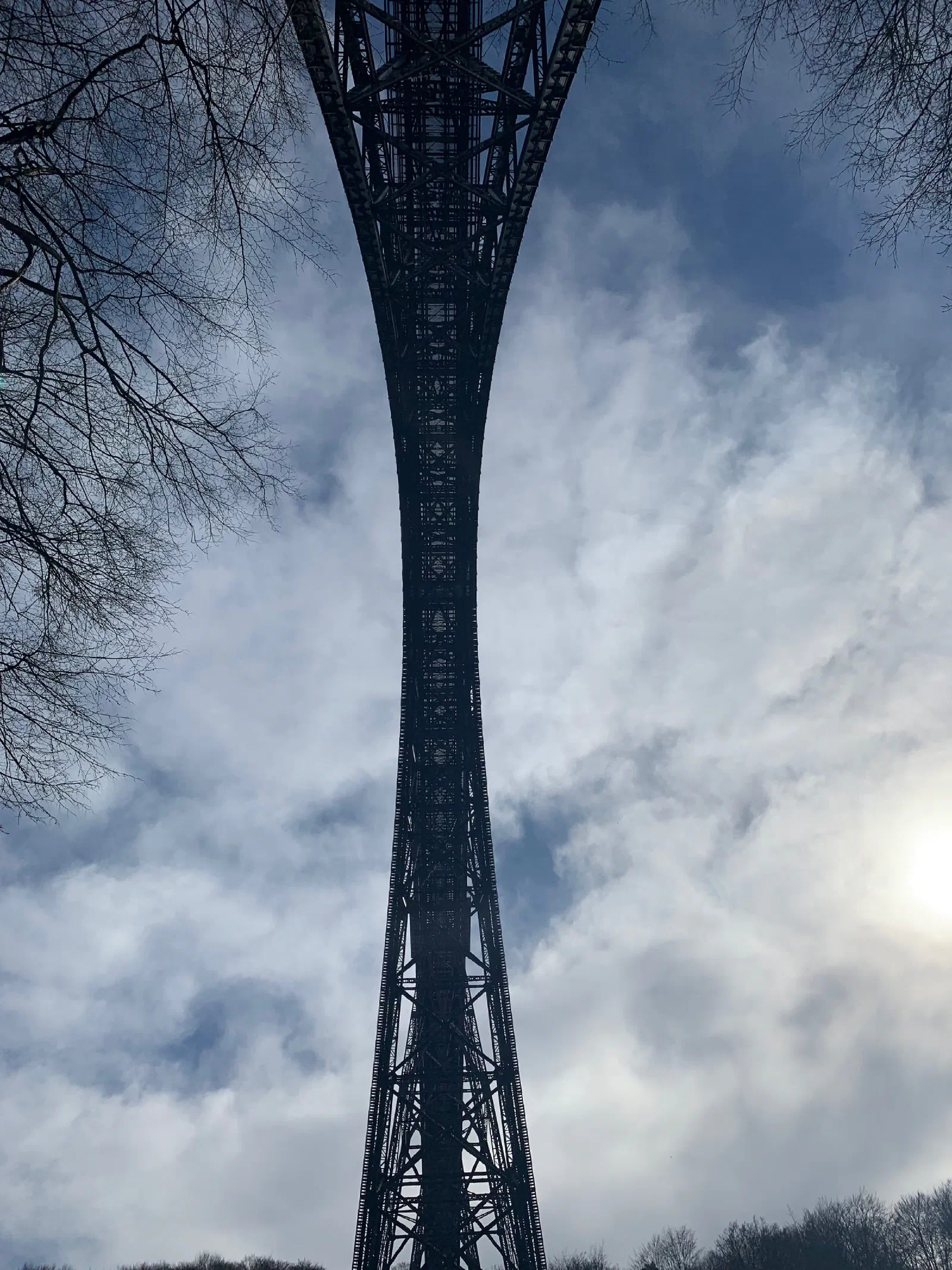 Blick von unten an einem Pfeiler der Müngstener Brücke in den Himmel