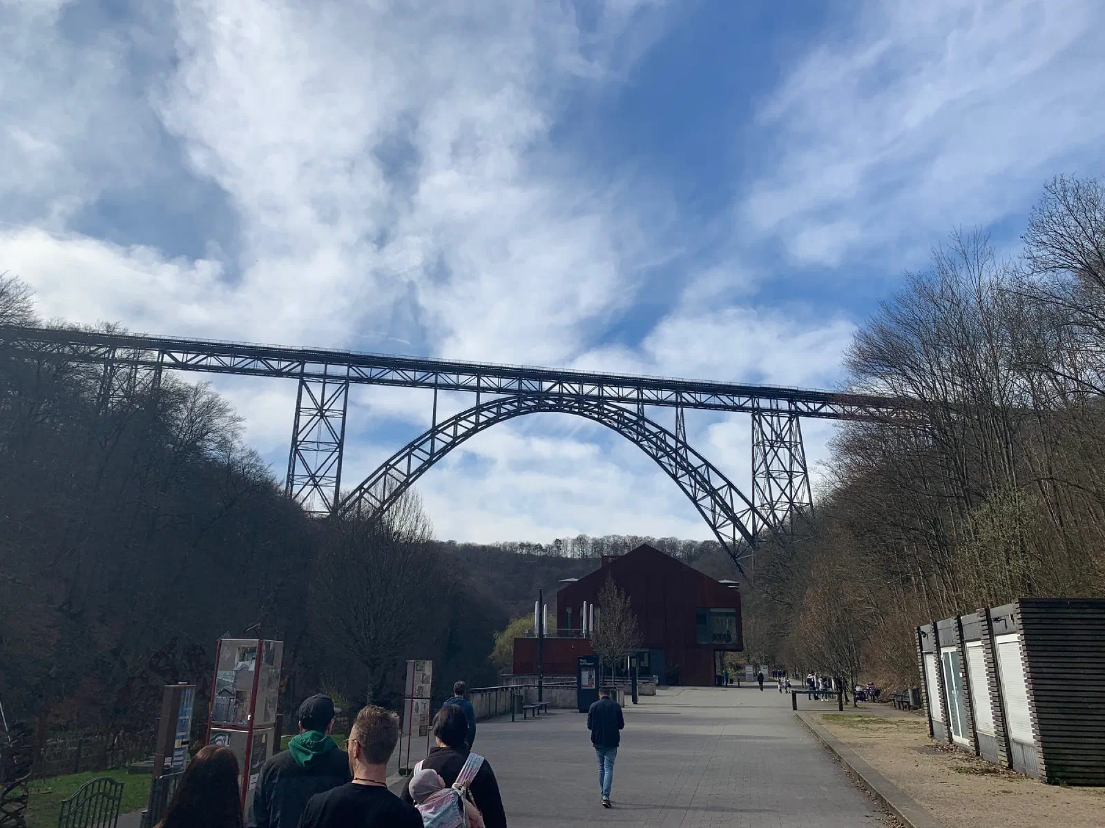 Besucher im Brückenpark vor der Müngstener Brücke