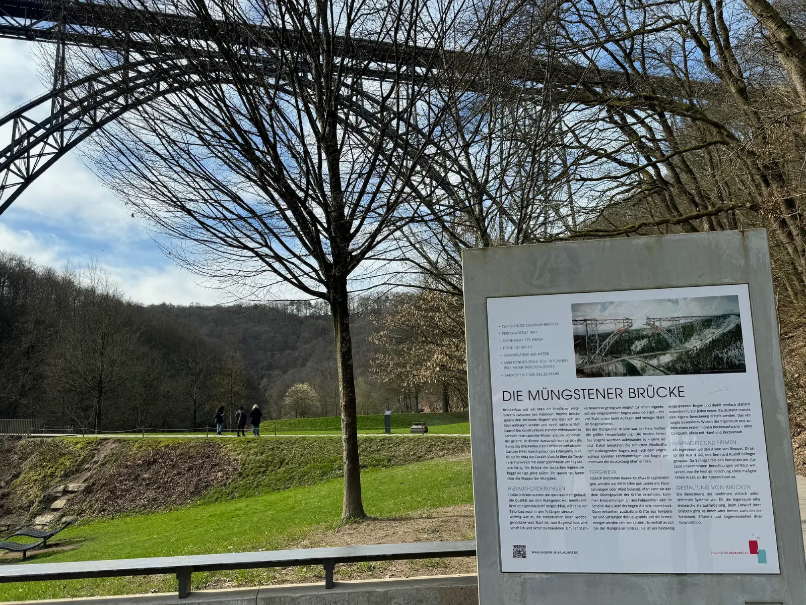 Informationstafel zur Müngstener Brücke im Brückenpark