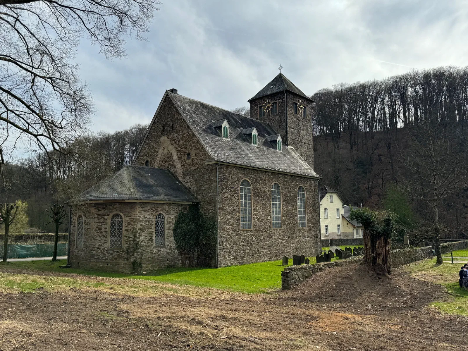 Eine kleine Steinkirche im Tal