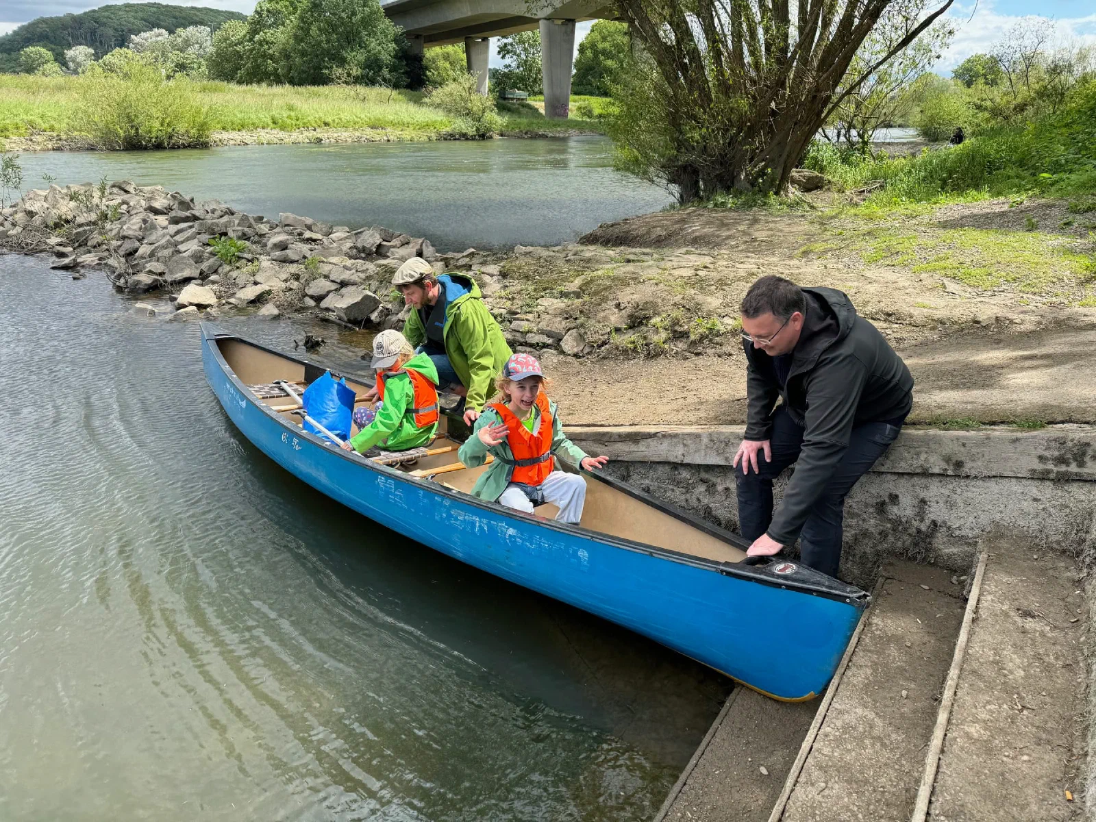 Ein blaues Kanu an einer Steintreppe am Ufer